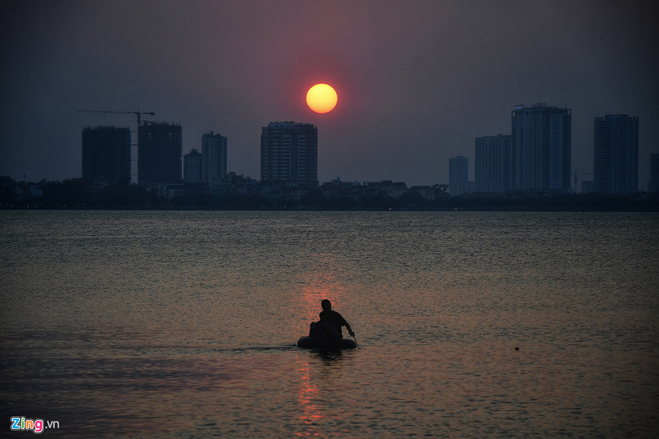 Thi nhau săn ảnh hoàng hôn đẹp lạ trên hồ Tây Thi nhau săn ảnh hoàng hôn đẹp lạ trên hồ Tây